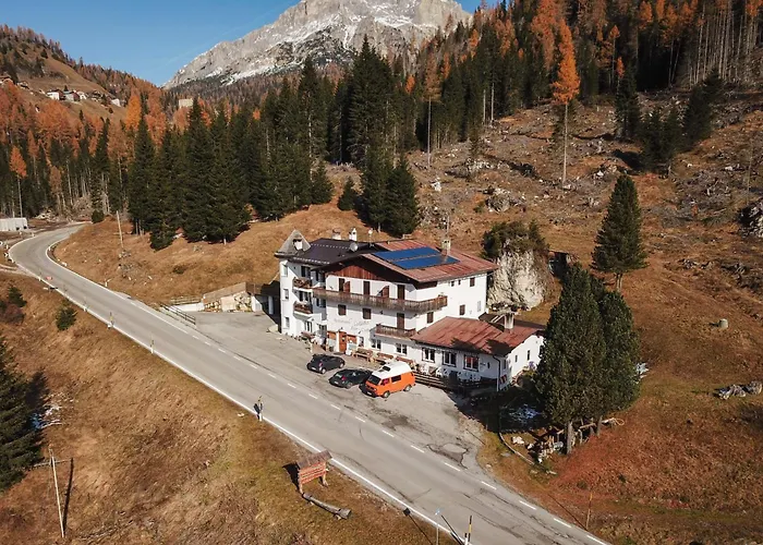 Albergo Ristorante La Baita Livinallongo Del Col Di Lana photo